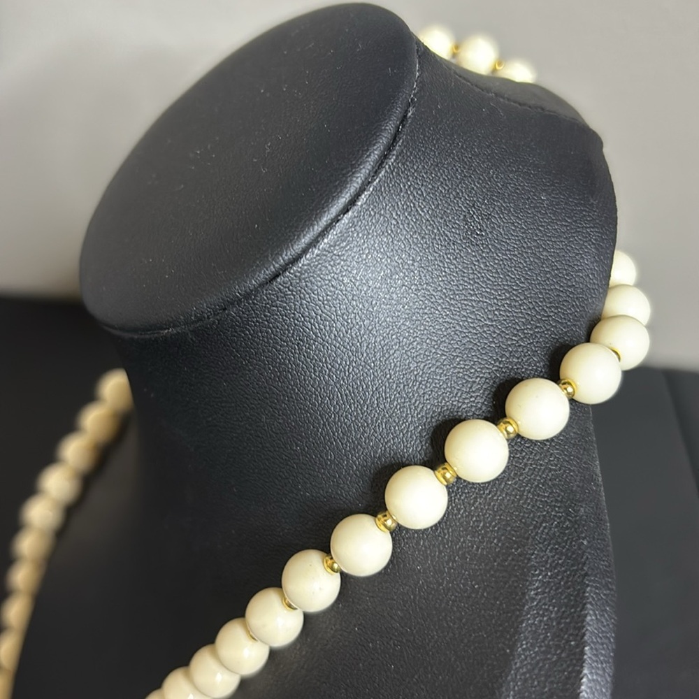 Vintage Patent Ivory Colored Beaded Gold Tone Acrylic Marilyn Necklace - Picture 4 of 9